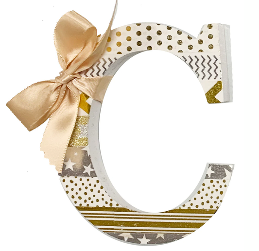 Letra de madera decorada con lazo de raso