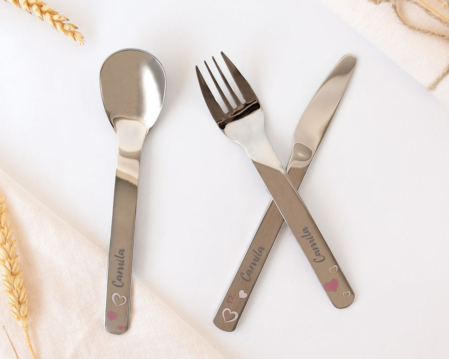 Complementos personalizados para el bebé. cubiertos personalizados