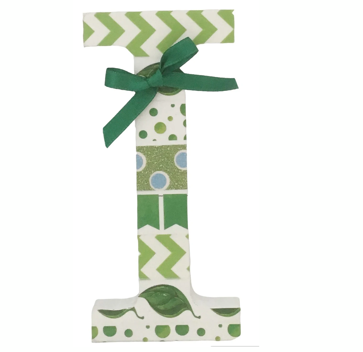 Letra de madera decorada con lazo de raso