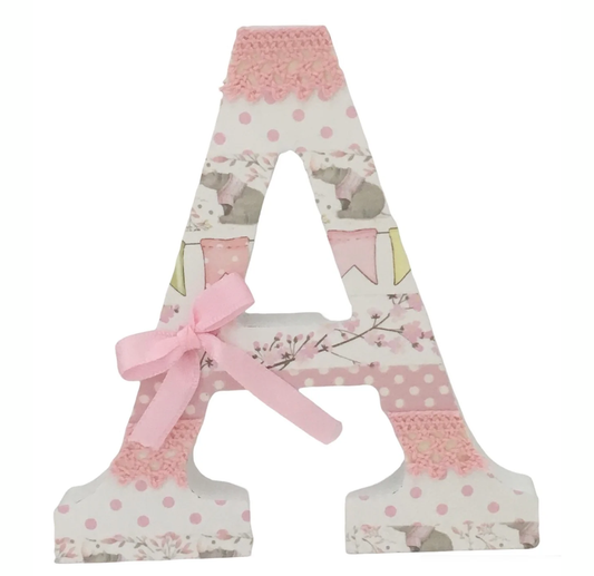 Letra de madera decorada con lazo de raso