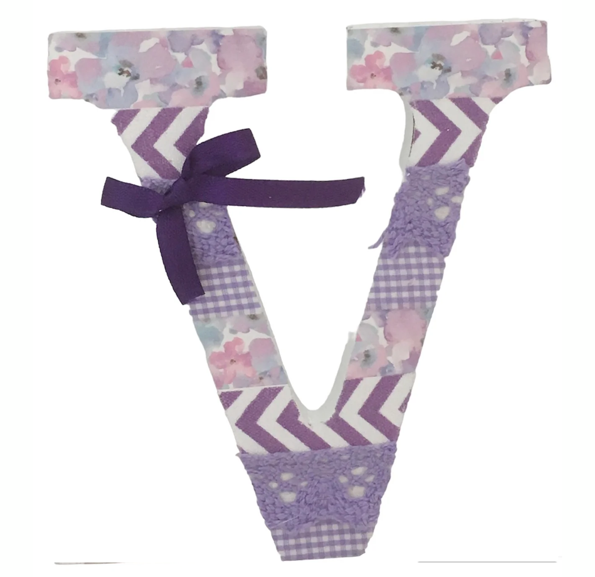 Letra de madera decorada con lazo de raso